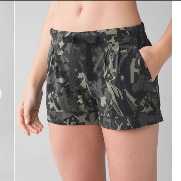 Lululemon Spring Break Away Short II
Pop Cut Fatigue Green Black / Black - Picture 1 of 10